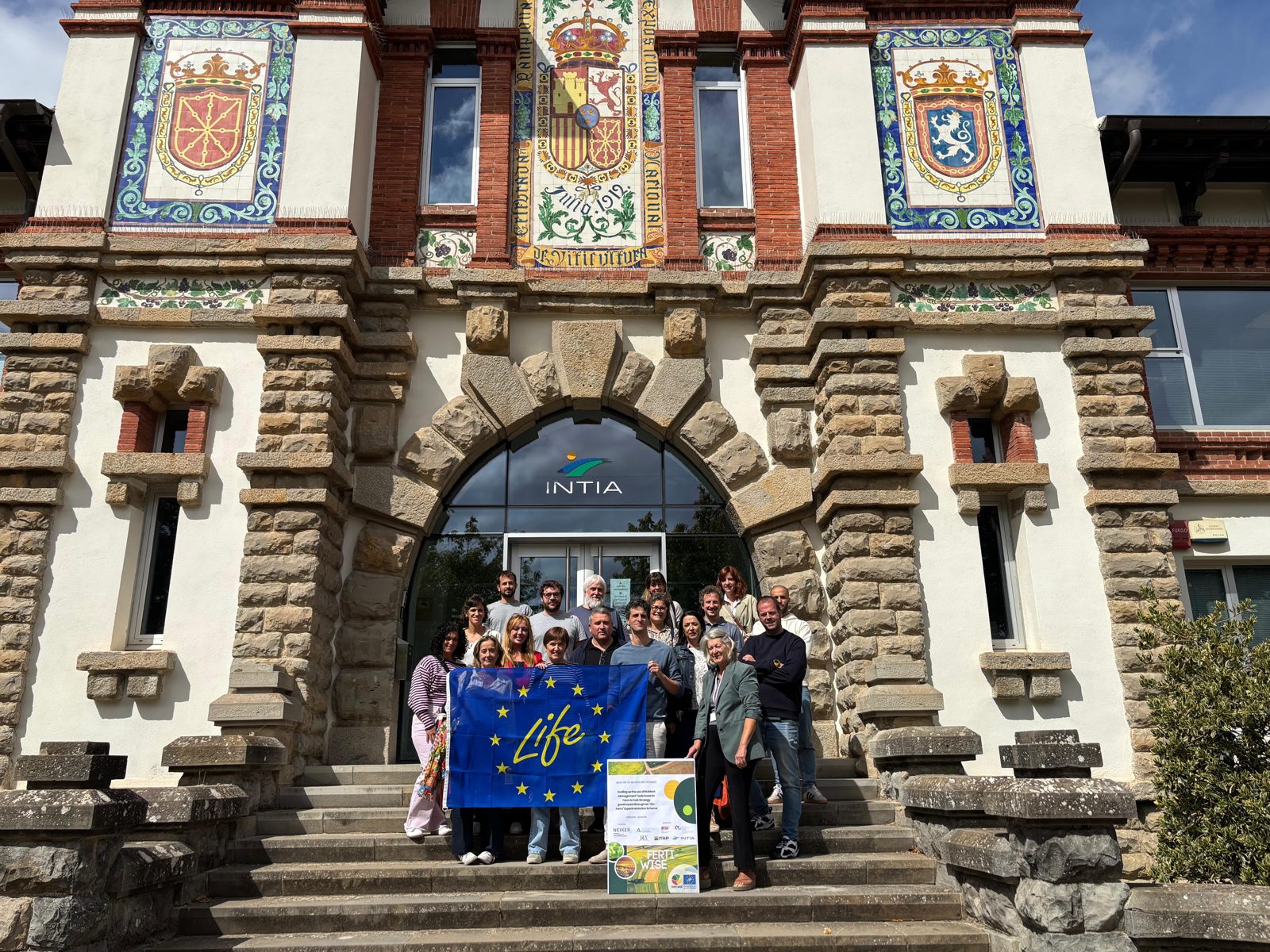 Socios del proyecto LIFE FERTI-WISE ante la sede de INTIA en Villava, Navarra