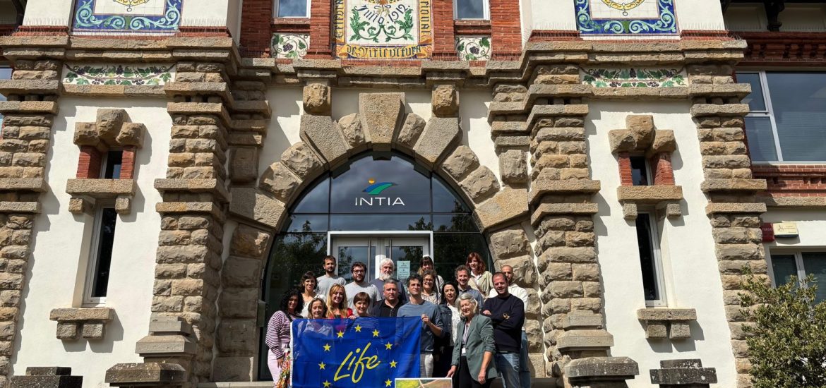 Socios del proyecto LIFE FERTI-WISE ante la sede de INTIA en Villava, Navarra